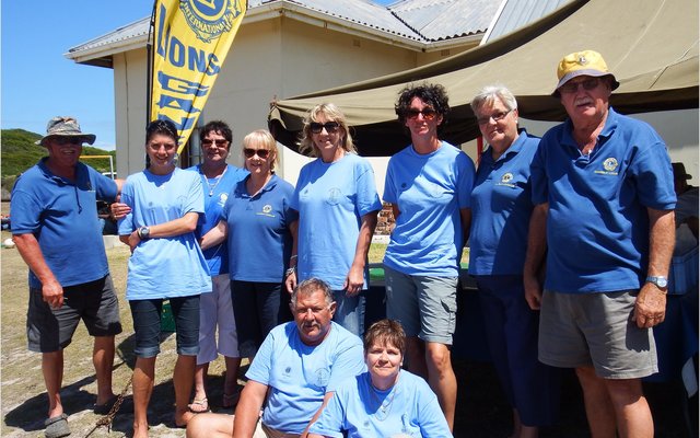 â€˜n Deel van die hardwerkende Gansbaai Lions in ontspanne luim en in afwagting vir die eerste deelnemer om die wenstreep oor te steek (Fotoâ€™s: Bettie De Fisscher)